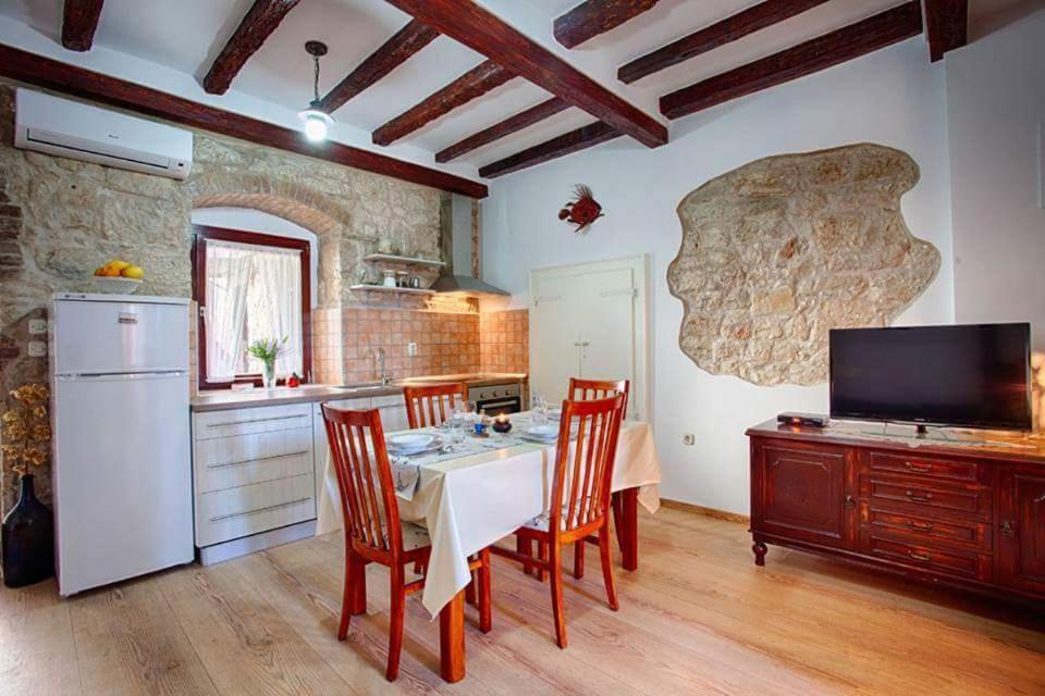 Apartment Domina Βις Εξωτερικό φωτογραφία