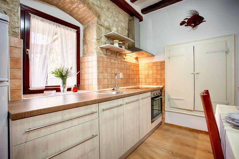 Apartment Domina Βις Εξωτερικό φωτογραφία